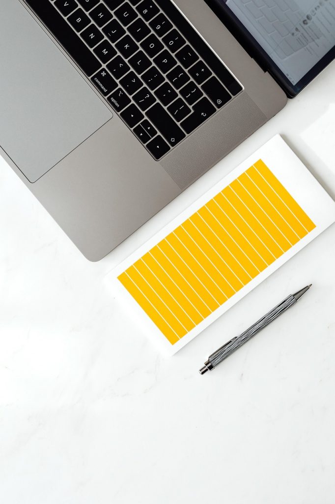 Kontaktformular für Remote IT-Support – Laptop mit Notizblock